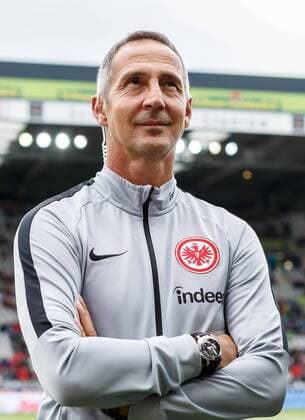 Sport Bilder des Tages Freiburg, Deutschland, 25.08.2018, 1. Bundesliga 1. Spieltag, Club Freiburg - Eintracht Frankfurt, Trainer Adi Huetter (SGE) schaut ( DeFodi507