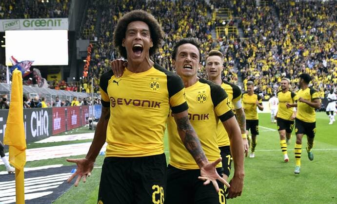 Sport Themen der Woche KW34 Sport Bilder des Tages Fussball, Bundesliga, Deutschland, Herren, Saison 2018 2019, 1. Spieltag, Signal Iduna Park Dortmund: Bor. Dortmund, BVB (gelb) - RB Leipzig (weiss); Jubel Axel Witsel (BVB) nach seinem Tor zum 3:1, zusammen mit Thomas Delaney (BVB). Jubel, Freude, Aktion. DFL REGULATIONS PROHIBIT ANY USE OF PHOTOGRAPHS AS IMAGE SEQUENCES AND OR QUASI-VIDEO.