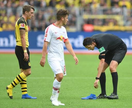 Sport Themen der Woche KW34 Borussia Dortmund - Rasenballsport Leipzig 26.08.2018. Schiedsrichter Deniz Aytekin hebt den Schuh von Maximilian Philipp (BvB) auf. Mitte: Diego Demme (RBL). DFL REGULATIONS PROHIBIT ANY USE OF PHOTOGRAPHS AS IMAGE SEQUENCES AND OR QUASI-VIDEO