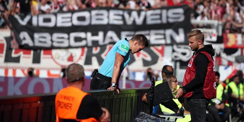 Sport Themen der Woche KW34 1. FSV Mainz 05 - VfB Stuttgart Deutschland, Mainz, 26.08.2018, Fussball, Bundesliga, Saison 2018 2019, 1. Spieltag, 1. FSV Mainz 05 - VfB Stuttgart: Daniel Siebert (Schiedsrichter) Videobeweis, DFL REGULATIONS PROHIBIT ANY USE OF PHOTOGRAPHS AS IMAGE SEQUENCES AND OR QUASI-VIDEO.