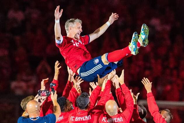 Sport Themen der Woche KW35 Sport Bilder des Tages Abschiedsspiel Bastian Schweinsteiger am 28.08.2018 in der Allianz Arena in München Bastian Schweinsteiger wird von seinen Mitspielern auf Händen getragen Gemäß den Vorgaben der DFL Deutsche Fußball Liga ist es untersagt, in dem Stadion und oder vom Spiel angefertigte Fotoaufnahmen in Form von Sequenzbildern und oder videoähnlichen Fotostrecken zu verwerten bzw. verwerten zu lassen. DFL regulations prohibit any use of photographs as image sequences and or quasi-video.