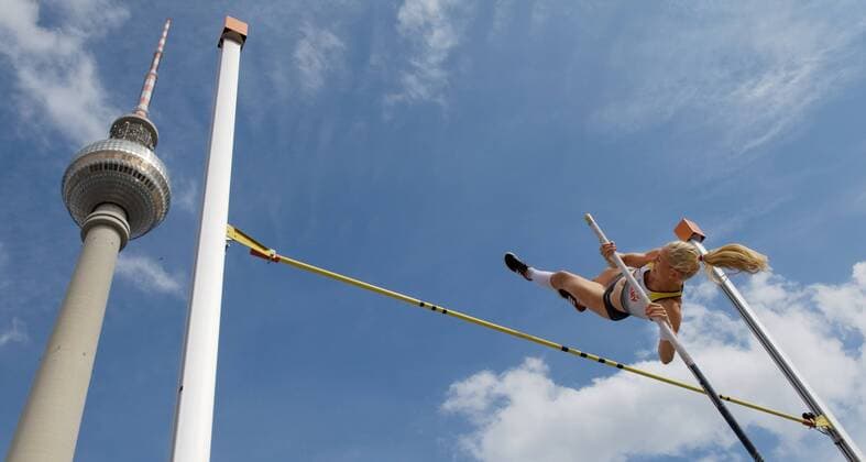 Sport Themen der Woche KW35 Sport Bilder des Tages Leichtathletik Berlin 01.09.2018 Alexanderplatz Fernsehturm Laenderkampf GER FRA GBR USA BERLIN FLIEGT Stabhochsprung Damen Stefanie DAUBNER GER im Hintergrund der Fernsehturm