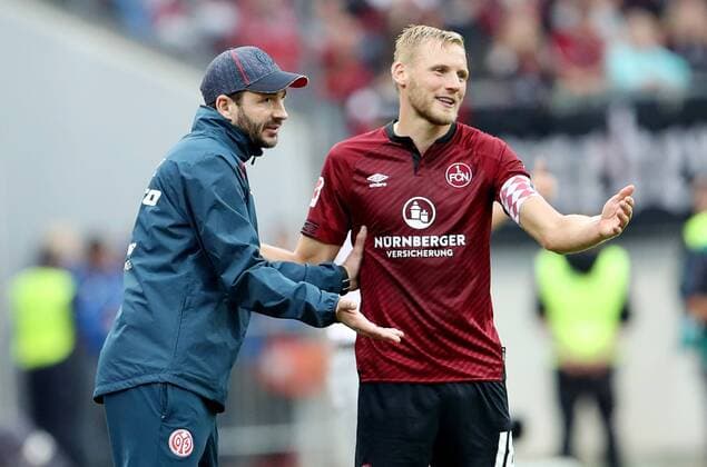 Deutschland, Nuernberg, Max-Morlock-Stadion, 01.09.2018, Fussball - 1. Bundesliga - 2. Spieltag - 1. FC Nuernberg - 1. FSV Mainz 05 v. lk. Trainer Sandro Schwarz (1. FSV Mainz 05) und Hanno Behrens (1.FC Nuernberg, 18) DFL REGULATIONS PROHIBIT ANY USE OF PHOTOGRAPHS AS IMAGE SEQUENCES AND OR QUASI-VIDEO. Fussball - 1. Bundesliga - 2. Spieltag - 1. FC Nuernberg - 1. FSV Mainz 05 Nuernberg Copyright: xEIBNER BECx EP_BEC