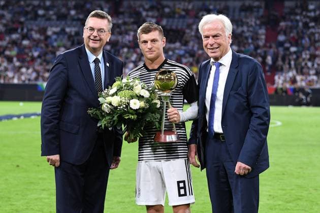 Sport Themen der Woche KW36 Sport Bilder des Tages Fußball UEFA Nations League Deutschland - Frankreich am 06.09.2018 in der Allianz Arena in München Toni Kroos wird zum Fußballer des Jahres geehrt. Reinhard Grindel ( DFB-Präsident ), links - Toni Kroos ( Deutschland ), mitte - Rainer Holzschuh ( Kicker ), rechts DFB regulations prohibit any use of photographs as image sequences and or quasi-video.