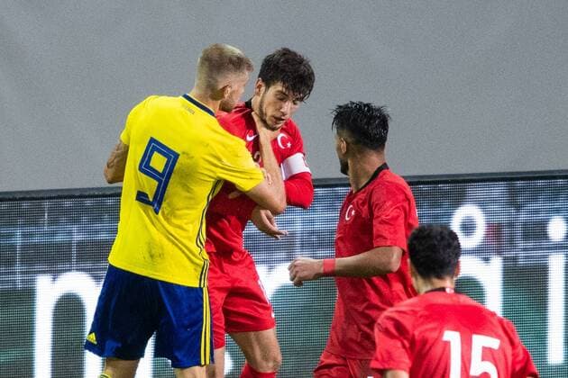 Sport Themen der Woche KW37 Sport Bilder des Tages 180911 Sveriges Anton Saletros tar strypgrepp pa Turkiets Melih Okutan under EM-kvalmatchen i fotboll mellan Sverige och Turkiet den 11 september 2018 i Helsingborg. Copyright: PETTERxARVIDSON BB180911PA028