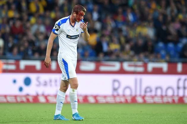 Sport Themen der Woche KW37 Sport Bilder des Tages Fußball 3. Liga 07. Spieltag Eintracht Braunschweig - Carl Zeiss Jena am 14.09.2018 im Eintracht-Stadion in Braunschweig Marius Grösch Groesch (Jena) verlässt blutend das Feld.