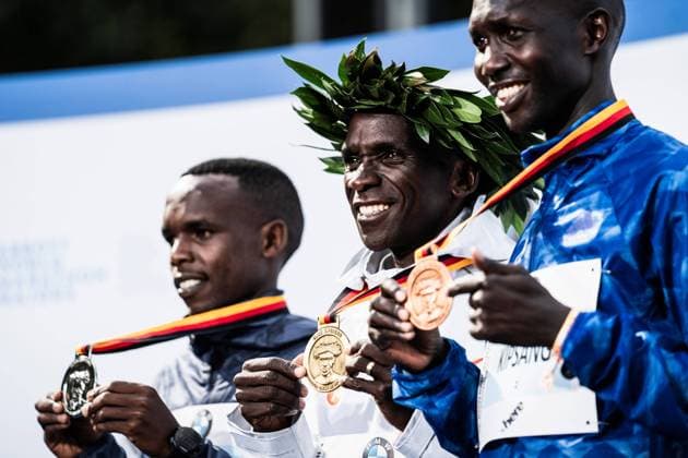 Sport Themen der Woche KW37 Sport Bilder des Tages Berlin, Deutschland, 16.09.2018: Amos Kipruto (Kenia), Eluid Kipchoge (Kenia) und Wilson Kipsang (Kenia) bei der Siegerehrung beim Berlin-Marathon 2018.