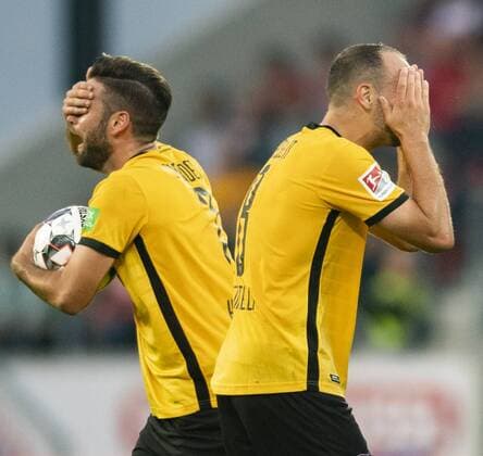 Sport Themen der Woche KW37 Fußball, 2. Bundesliga, Saison 2018 2019, 5. Spieltag, SSV Jahn Regensburg - SG Dynamo Dresden, Freitag (14.09.2018), Continental Arena, Regensburg. Dynamos Niklas Kreuzer (li.) und Rico Benatelli.