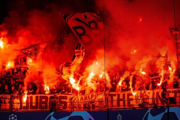 Sport Themen der Woche KW38 Sport Bilder des Tages Bruegge, Belgien, 18.09.2018, UEFA Champions League - 2018 19 Season, Vorrunde, Gruppenphase - Gruppe A - 1. Spieltag, Club Bruegge - BV Borussia Dortmund, bvb fans mit Bengalisches Feuer ( DeFodi001