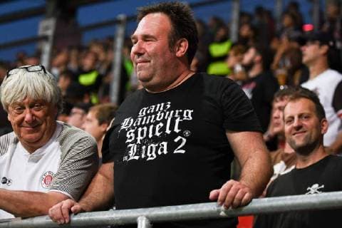 Sport Themen der Woche KW38 Sport Bilder des Tages Klare Ansage eines Pauli-Fans, FC Ingolstadt 04 - FC St Pauli, Fussball, 2 Bundesliga, 21.09.2018 DFL REGULATIONS PROHIBIT ANY USE OF PHOTOGRAPHS AS IMAGE SEQUENCES AND OR QUASI-VIDEO Ingolstadt Bayern Deutschland