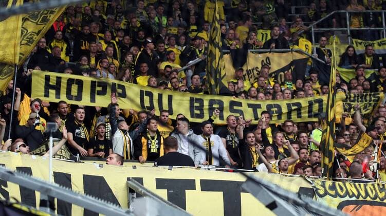 Sport Themen der Woche KW38 Sport Bilder des Tages TSG 1899 Hoffenheim - Borussia Dortmund Deutschland, Sinsheim, 22.09.2018, Fussball, Bundesliga, Saison 2018 2019, 4. Spieltag, TSG 1899 Hoffenheim - Borussia Dortmund: Borussia Dortmund Fans mit Dietmar Hopp Plakat, DFL REGULATIONS PROHIBIT ANY USE OF PHOTOGRAPHS AS IMAGE SEQUENCES AND OR QUASI-VIDEO.