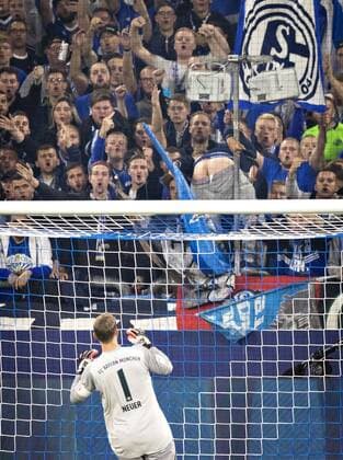 Sport Themen der Woche KW38 Sport Bilder des Tages Gelsenkirchen, 22.09.2018 Schalke Fan Strecke Torwart Manuel Neuer (FCB) seinen nackten Po entgegen FC Schalke 04 - Bayern München