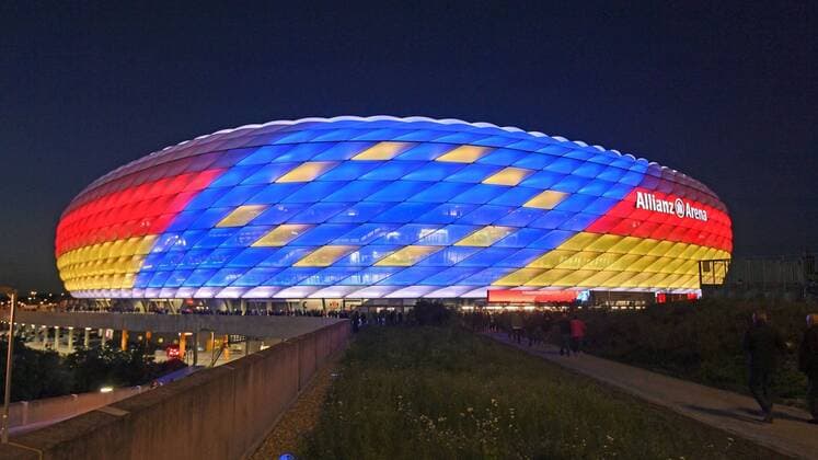 Sport Themen der Woche KW39 Sport Bilder des Tages 25.09.2018, Fussball 1. Bundesliga 2018 2019, 5. Spieltag, FC Bayern München - FC Augsburg, in der Allianz-Arena München. Aussehfassade der Arena mit der Europa-Flagge und der Deutschlandfahne zur EM-2024 Bewerbung.