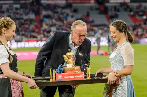 Sport Themen der Woche KW39 Sport Bilder des Tages Muenchen, Deutschland 25.09.2018, 1. Bundesliga, 5. Spieltag, FC Bayern Muenchen - FC Augsburg, Geschaeftsfuehrer Karl-Heinz Rummenigge (FCB) pustet die Kerzen seiner Geburtstagstorte aus ( DeFodi527