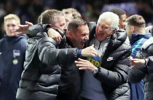 Sport Themen der Woche KW39 Sport Bilder des Tages Co Trainer Rainer Wiedmayer, Trainer Pal Dardai Freude Emotion jubelnd Jubel nach Spielende Schlußpfiff Fußball Fussball DFL Bundesliga Saison 2018 2019 28.09.2018 Hertha BSC Berlin vs. FC Bayern München FCB DFL regulations prohibit any use of photographs as image sequences and or quasi-video.