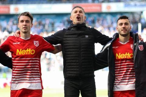 Sport Bilder des Tages Adrian Fein ( SSV Jahn Regensburg ), Achim Beierlorzer ( Cheftrainer SSV Jahn Regensburg ) und Sargis Adamyan ( SSV Jahn Regensburg ) jubeln vor den Fans, Fussball - 2.Bundesliga - MSV Duisburg vs. SSV Jahn Regensburg, Duisburg , 29.09.2018 , DFL regulations prohibit any use of photographs as image sequences and or quasi-video. Fussball - 2.Bundesliga - MSV Duisburg vs. SSV Jahn Regensburg Duisburg Copyright: xMarkxBohla xEibner-Pressefotox EP_bohla