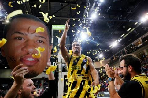 Sport Themen der Woche KW 40 Sport Bilder des Tages 03.10.2018 Ludwigsburg , Basketball Bundesliga MHP Riesen Ludwigsburg vs. Eisbären Bremerhaven, David McCray (MHP) feiert sein 400. Spiel