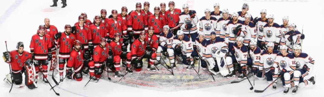 Sport Themen der Woche KW 40 Sport Bilder des Tages Eishockey NHL Eishockey Herren USA Preseason: Kölner Haie vs Edmonton Oilers 03.10.2018 in der Lanxess Arena in Köln Gruppenfoto der Edmonton Oilers und Kölner Haie