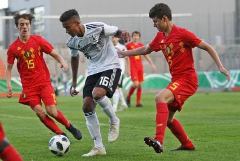 12.10.2018, xmohx, Fussball LÅ nderspiel U16, Deutschland (weiß) - Belgien (rot) emspor, v.l. Lynt udoor (14, rot), Bambase Conte (weiß), Olivier Dewaele (5, rot) (DFL DFB REGULATIONS PROHIBIT ANY USE OF PHOTOGRAPHS as IMAGE SEQUENCES and or QUASI-VIDEO) Pirmasens