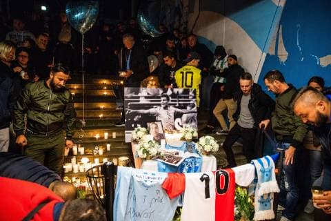 Sport Themen der Woche KW41 Sport Bilder des Tages Fußball, Trauer um Labinot Harbuzi in Malmö 181012 Besökare runt en bild, blommor, ljus och fotbollströjor under en minnesstund för Labinot Harbuzi den 12 oktober 2018 i Malmö. Copyright: MATHILDAxAHLBERG BB181012MA017