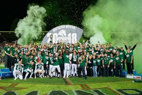 Sport Themen der Woche KW41 Sport Bilder des Tages 13.10.2018, xtgx, American Football GFL German Bowl XL, Frankfurt Universe - Schwäbisch Hall Unicorns emspor, v.l. Siegerehrung, Sieger, Gewinner, Meister, Schwabisch Hall Jubel über den Sieg, Jubel nach Spielende Berlin