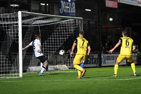 Fußball Regionalliga Staffel West 13. Spieltag SC Verl - Alemannia Aachen am 12.10.2018 in der Sportclub Arena in Verl Ron Schallenberg ( Verl ), links - rettet vor der Torlinie - Kai Bösing ( Aachen ), mitte - David Pütz ( Aachen ), rechts