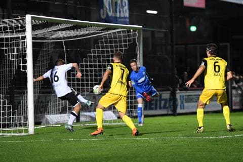 Fußball Regionalliga Staffel West 13. Spieltag SC Verl - Alemannia Aachen am 12.10.2018 in der Sportclub Arena in Verl Ron Schallenberg ( Verl ), links - rettet vor der Torlinie - Kai Bösing ( Aachen ), mitte - David Pütz ( Aachen ), rechts