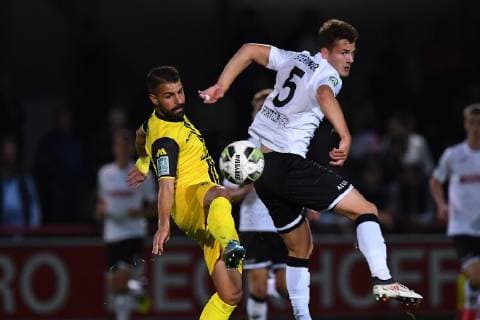 Fußball Regionalliga Staffel West 13. Spieltag SC Verl - Alemannia Aachen am 12.10.2018 in der Sportclub Arena in Verl Mahmut Temür ( Aachen ), links - Patrick Salata ( Aachen ), rechts