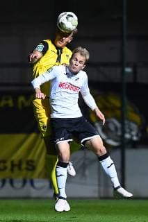 Fußball Regionalliga Staffel West 13. Spieltag SC Verl - Alemannia Aachen am 12.10.2018 in der Sportclub Arena in Verl Janik Steringer ( Verl ), vorne - Kai Bösing ( Aachen ), hinten