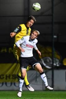 Fußball Regionalliga Staffel West 13. Spieltag SC Verl - Alemannia Aachen am 12.10.2018 in der Sportclub Arena in Verl Janik Steringer ( Verl ), vorne - Kai Bösing ( Aachen ), hinten