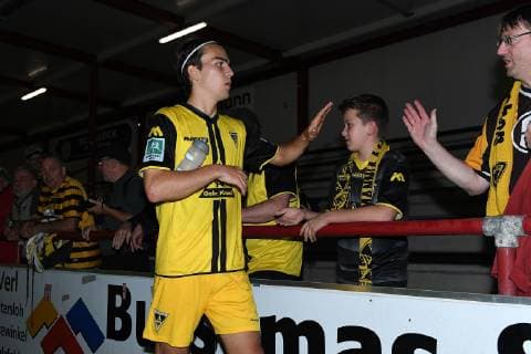 Fußball Regionalliga Staffel West 13. Spieltag SC Verl - Alemannia Aachen am 12.10.2018 in der Sportclub Arena in Verl David Pütz ( Aachen ) bedankt sich bei den Fans