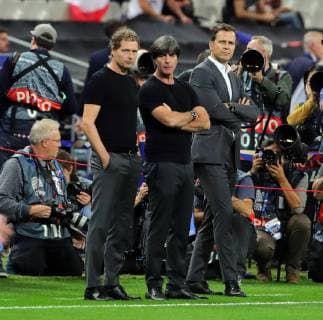 Sport Themen der Woche KW42 Sport Bilder des Tages Co Trainer Marcus Sorg, Trainer Joachim Löw, Teammanager Oliver Bierhoff, dahinter Fotografen Medien Presse Fußball Fussball UEFA Nations League Länderspiel Nationalmannschaft DFB Herren Saison 2018 2019 16.10.2018 Frankreich FRA VS. Deutschland GER DFL regulations prohibit any use of photographs as image sequences and or quasi-video.