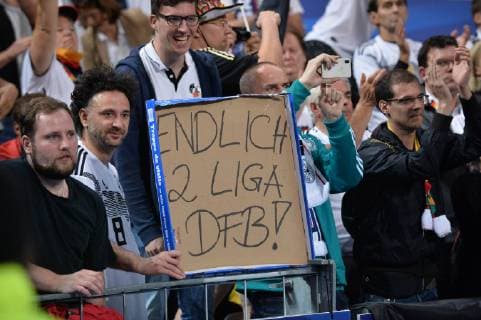 Sport Themen der Woche KW42 Sport Bilder des Tages Fußball UEFA Nations League Frankreich - Deutschland am 16.10.2018 im Stade de France in Paris Deutsche Fans mit einem Plakat DFB regulations prohibit any use of photographs as image sequences and or quasi-video.
