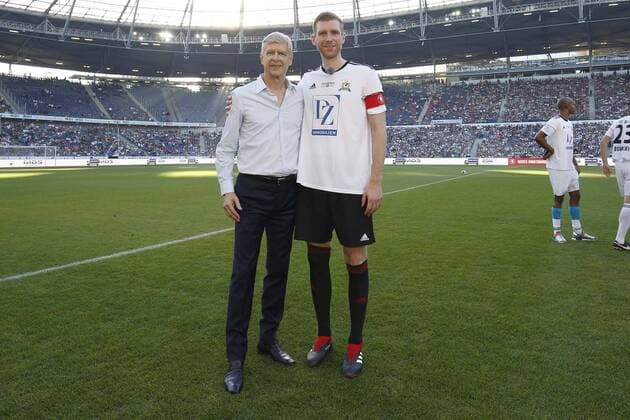 13.10.2018, HDI-Arena, Hannover, Abschiedsspiel, Per Mertesacker beendet seine Profikarriere - Mertes Homecomming, Mertes 96-Freunde vs Pers Weltauswahl, im Bild Arsene Wenger (Trainer, Welt) zusammen mit Per Mertesacker (29, Welt) Mertes Homecomming