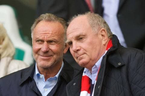 Sport Themen der Woche KW42 Sport Bilder des Tages Fussball Berlin 20.10.2018 Saison 2018 2018 1. Bundesliga DFL VFL Wolfsburg - FC Bayern München Uli Hoeneß Karl-Heinz Rummenigge li. Gemäß den Vorgaben der DFL Deutsche Fußball Liga ist es untersagt, in dem Stadion und oder vom Spiel angefertigte Fotoaufnahmen in Form von Sequenzbildern und oder videoähnlichen Fotostrecken zu verwerten bzw. verwerten zu lassen. DFL regulations prohibit any use of photographs as image sequences and or quasi-video