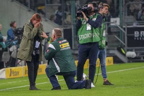 Sport Themen der Woche KW42 Sport Bilder des Tages GER, 1. FBL, Borussia Moenchengladbach vs. 1.FSV Mainz 05 21. 10.2018, Borussia Park , Moenchengladbach, GER, 1. FBL, Borussia Moenchengladbach vs. 1.FSV Mainz 05, DFL regulations prohibit any use of photographs as image sequences and or quasi-video im Bild picture shows: ein Mitglied des Gladbach Fanclubs macht seiner Nicole in der Halbzeit einen Heiratsantrag sie hat natürlich ja gesagt