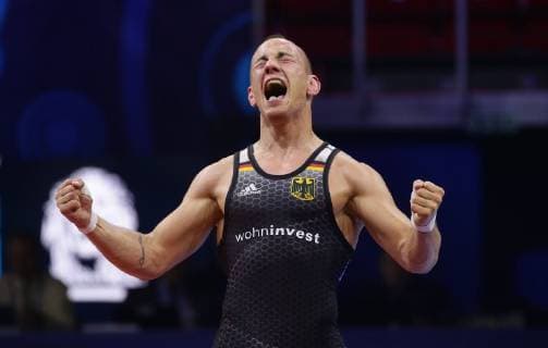 Sport Themen der Woche KW43 Sport Bilder des Tages Budapest , Ringen Weltmeisterschaft; Griechisch-Römisch , 72 kg Halbfinale , Rasul CHUNAYEV (AZE rot ) vs. Frank Stäbler (GER blau ) , Jubel Frabk Stäbler uber den Sieg und den Einzug ins Finale