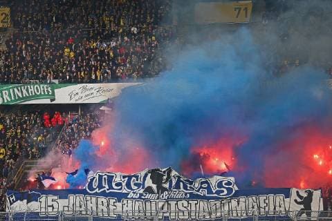 Sport Themen der Woche KW43 Sport Bilder des Tages Fußball 1. Bundesliga 08. Spieltag Borussia Dortmund - Hertha BSC Berlin am 27.010.2018 im Signal Iduna Park in Dortmund Die mitgereisten Hertha Fans aus Berlin präsentieren eine Choreographie: Ultras bis zum Schluss - 15 Jahre Haupstadtmafia - Pyrotechnik