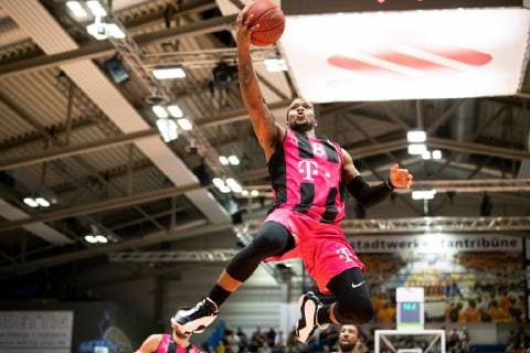 easycredit Basketball Bundesliga Spieltag 5 am 27.10.2018 Saison 2018 2019 Science City Jena vs Telekom Baskets Bonn James Ra Shad (Bonn) beim Korbleger Sparkassen Arena Jena