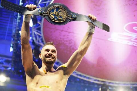 Sport Themen der Woche KW43 Sport Bilder des Tages Boxen, EM, Dominic Bösel verteidigt Europameister-Titel Profi-Boxabend in Weißenfels (27.10.2018) Dominic Bösel (Halbschwergewicht) hält nach seiner erfolgreichen EM-Titelverteidigung, den EM-Gürtel in die Höhe. Weißenfels Sachsen-Anhalt Deutschland