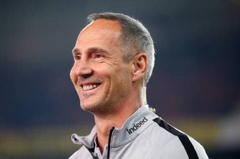 Sport Bilder des Tages 02.11.2018, Deutschland, Stuttgart, Fußball Bundesliga 10. Spieltag Saison 2018 2019 VfB Stuttgart vs. Eintracht Frankfurt: Trainer Adi Hütter (Frankfurt) freut sich DFL REGULATIONS PROHIBIT ANY USE OF PHOTOGRAPHS AS IMAGE SEQUENCES AND OR QUASI-VIDEO. Gemäß den Vorgaben der DFL Deutsche Fußball Liga ist es untersagt, in dem Stadion und oder vom Spiel angefertigte Fotoaufnahmen in Form von Sequenzbildern und oder videoähnlichen Fotostrecken zu verwerten bzw. verwerten zu lassen.