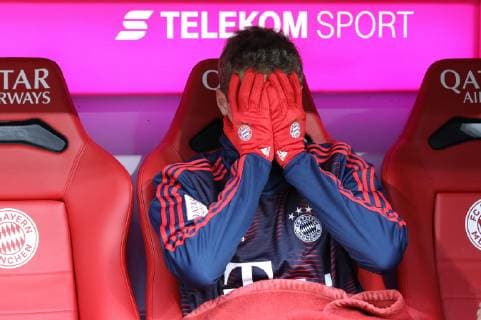 Sport Themen der Woche KW44 Sport Bilder des Tages Thomas Mueller 25 (FC Bayern Muenchen) gestresst auf der Bank, FC Bayern Muenchen vs. SC Freiburg, Fussball, 1.Bundesliga, 03.11.2018, DFB regulations prohibit any use of photographs as image sequences and or quasi-video Muenchen Bayern Deutschland