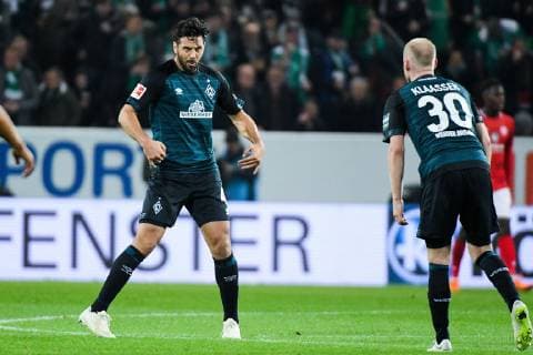 Sport Themen der Woche KW44 Sport Bilder des Tages 04.11.2018, xpsx, Fussball 1.Bundesliga, FSV Mainz 05 - SV Werder Bremen emspor, v.l. celebrating the goal, Jubel zum 2:1 fuer SV Werder Bremen durch Claudio Pizarro (SV Werder Bremen), Davy Klaassen (SV Werder Bremen) (DFL DFB REGULATIONS PROHIBIT ANY USE OF PHOTOGRAPHS as IMAGE SEQUENCES and or QUASI-VIDEO) Mainz