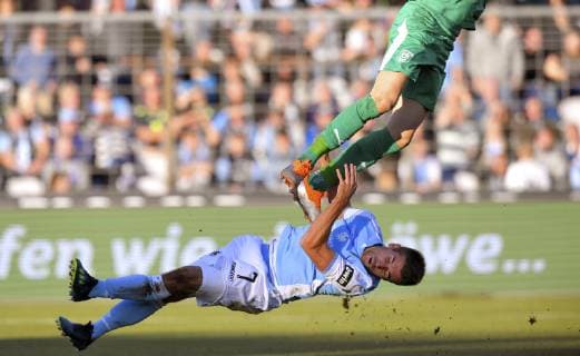 Sport Themen der Woche KW45 Sport Bilder des Tages 10.11.2018, Fussball 3. Bundesliga 2018 2019, 15. Spieltag, TSV 1860 München - Hallescher FC, im Städtischen Stadion an der Grünwalderstrasse in München. v.li: Torwart Kai Eisele (Hallescher FC) mit dem knie zuerst gegen Stefan Lex (TSV 1860 München), das gibt Elfmeter für die Löwen zum 1:1 Ausgleich. ** DFL regulations prohibit any use of photographs as image sequences and or quasi-video. **