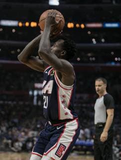November 10, 2018 - Los Angeles, California, U.S - Patrick Beverley 21 of the Los Angeles Clippers takes a shot during their NBA Basketball Herren USA game with the Milwaukee Bucks on Saturday November 10, 2018 at the Staples Center in Los Angeles, California. Clippers defeat Bucks in OT, 128-126. Clippers defeat Bucks in OT, 128-126 - ZUMAp124 20181110_zaa_p124_031 Copyright: xJavierxRojasx