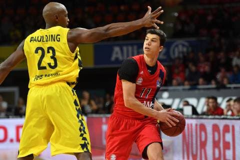 VLADIMIR LUCIC (FCB), Aktion,Zweikampf gegen Rickey PAULDING (OL). Basketball 1.Bundesliga FC Bayern Muenchen-EWE Baskets Oldenburg, am 11.11.2018, A U D I D O M E.