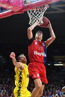 VLADIMIR LUCIC (FCB), Aktion,Zweikampf gegen Rasid MAHALBASIC (OL). Basketball 1.Bundesliga FC Bayern Muenchen-EWE Baskets Oldenburg, am 11.11.2018, A U D I D O M E.