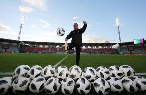 Sport Themen der Woche KW46 Sport Bilder des Tages Fußball, Damen, Nationalteam Deutschland Training GER, Abschlusspressekonferenz DFB-Frauen vor LS GER-Spanien 12.11.2018 , Erfurt, Steigerwaldstadion, Arena Erfurt, GER, Saison 2018 2019, Abschlusspresstraining vor dem DFB-Länderspiel der Frauen am 13.11.18 Deutschland vs Spanien im Bild Bundestrainer Horst Hrubesch (GER)