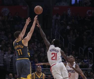 November 12, 2018 - Los Angeles, California, U.S - Patrick Beverley 21 of the Los Angeles Clippers tries to block Klay Thompson 11 of the Golden State Warriors during their NBA Basketball Herren USA game on Monday November 12, 2018 at the Staples Center in Los Angeles, California. Clippers defeat Warriors, 121-116. Clippers vs Warriors - ZUMAp124 20181112_zaa_p124_024 Copyright: xJavierxRojasx