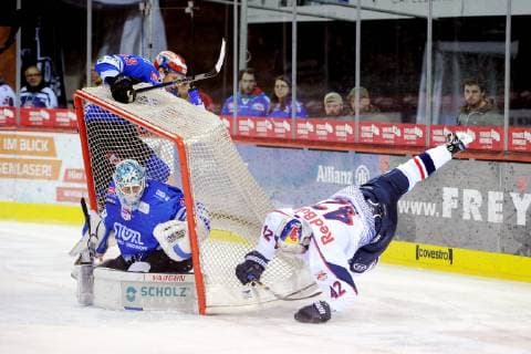 Sport Themen der Woche KW46 Sport Bilder des Tages (v.l.n.r.) Kyle Sonnenburg (Schwenninger Wild Wings) Dustin Strahlmeier (Schwenninger Wild Wings) Yasin Ehliz (EHC Red Bull Muenchen) GER, Eishockey, DEL, Schwenninger Wild Wings - EHC Red Bull Muenchen, 02.11.2018 Villingen-Schwenningen Copyright: xEIBNER SvenxLaeglerx EP_SLR
